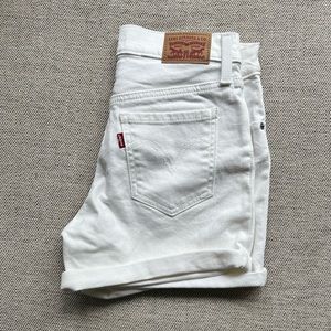 NWOT Levi’s white jean shorts